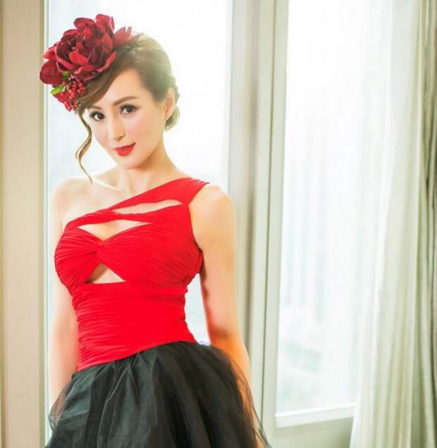this-50-year-old-model-proves-that-you-can-stop-time-artnaz-com-7