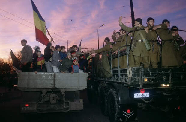 65-Romaniansoldiersgreetdemonstrato.jpg 65-Romaniansoldiersgreetdemonstrato.jpg