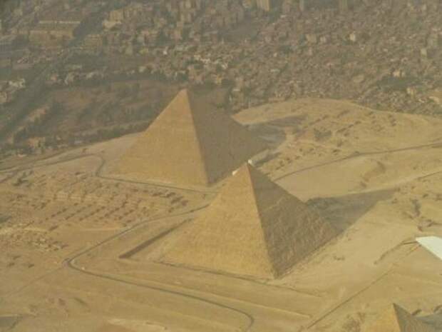 Одна из самых распространенных теорий о том, каким образом были построены пирамиды, не исключает вмешательство внеземных цивилизаций.