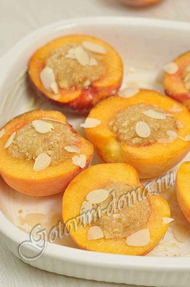 персики фаршированные курицей. сочетание персика в закусках. закуска с консервированными персиками. персики с курицей и сыром. персики с курицей и сыром.