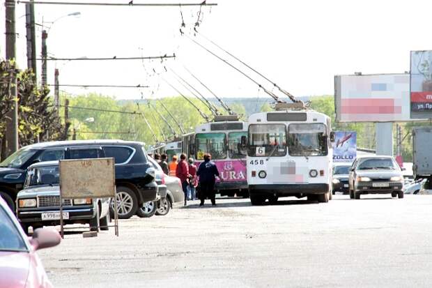 Неправильно припаркованные автомобили мешают троллейбусу ехать. Уважаемые автомобилисты, не делайте так! Фото: gorodkirov.ru
