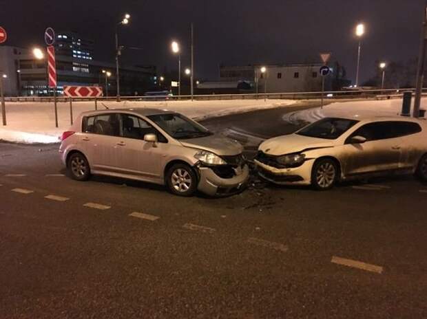 Женщина без страховки поторопилась с поворотом авария, авто, авто авария, видео, дтп, женщина за рулем, проскакун