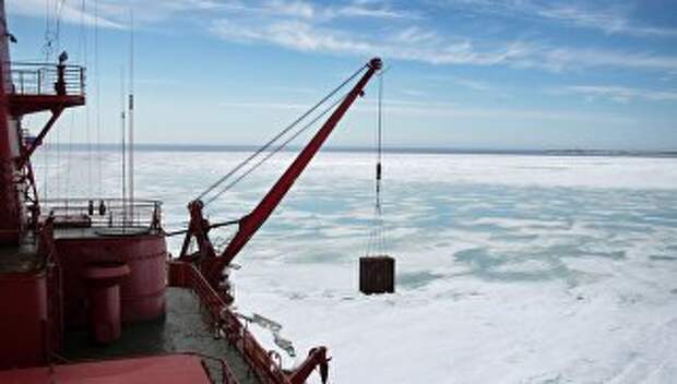 Атомный ледокол Ямал во время научно-исследовательских работ в Карском море
