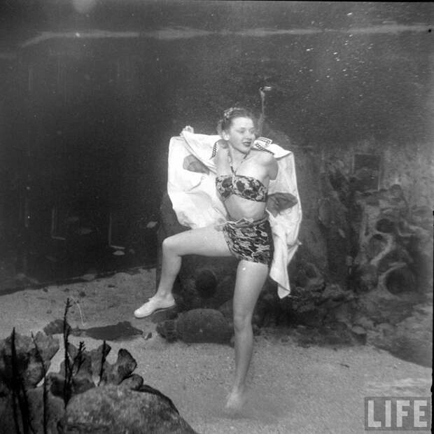 Underwater Fashion Show, 1947 (4)