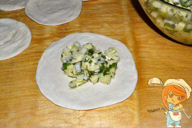 Готовим самсу с картошкой: выкладываем начинку на тесто