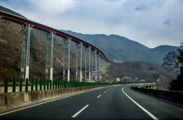 Вне законов физики — в Китае построили небесную дорогу 