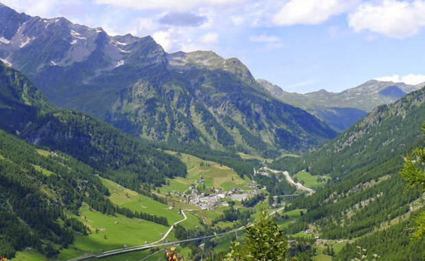 Симплон Италия Знаменитая альпийская долина раскинулась между нескольких четырехтысячников. Симплон Велли разделяет Швейцарию и Италию, так что у вас есть уникальная возможность устроить пикник на границе двух стран.