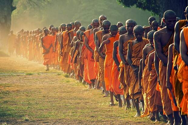 Сделать селфи с монахами и подать милостыню в Ангкор-Вате 