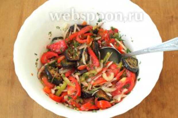 Добавить в салат по вкусу соль и перец, полить 1 столовой ложкой лимонного сока и добавить мелко нарезанный укроп. Салат хорошо перемешать и сразу подавать. Приятного аппетита!