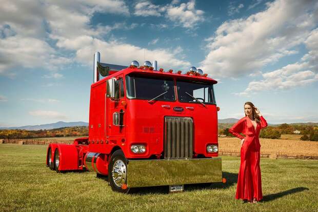 Красивые девушки и тягачи Peterbilt