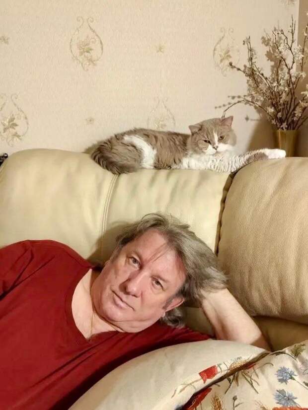 Юрий Лоза порадовал поклонников домашним фото со своим котом