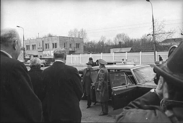 Леонид Брежнев выходит из машины на территории ЗИЛа. Юрий Садовников, 30 апреля 1976 года, г. Москва, МАММ/МДФ.
