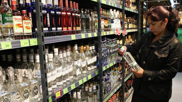 Покупательница в отделе алкогольной продукции в магазине. Архивное фото