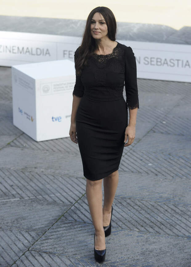 Моника Белуччи в черном платье-футляре