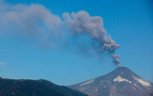 Дыхание вулкана Вильяррика в Чили.