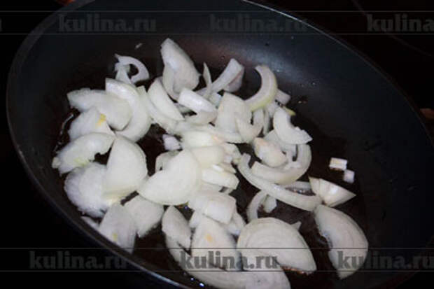 Репчатый лук нарезать, выложить в сковороду с разогретым маслом.