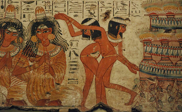 Революция Древний Египет большую часть своего существования был политеистическим. Но фараон Эхнатон задумал привести народ к монотеизму и некоторое время египтяне поклонялись только диску солнца, который олицетворял Ра.