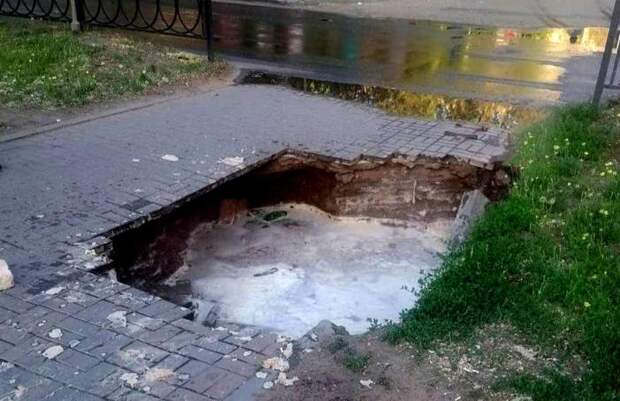 Сегодня утром в Астрахани женщина упала в яму с кипятком