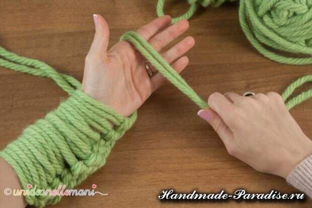 Вязание руками объемного шарфа (3)