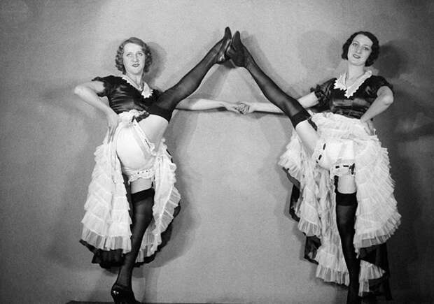 Фотосессия танцовщиц Мулен Руж. 1932г. Фотосессия танцовщиц Мулен Руж. 1932г.