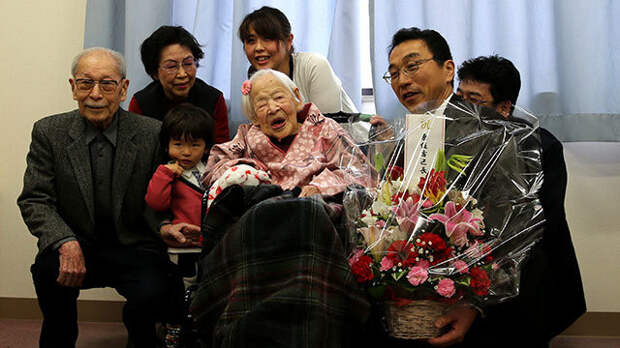 Старейшая женщина на земле Мисао Окава в день своего 117-летия в кругу своей семьи. Это первый за последние 20 лет подтверждённый случай достижения человеком возраста 117 лет интересно, люди, мир, подборка, фотографии