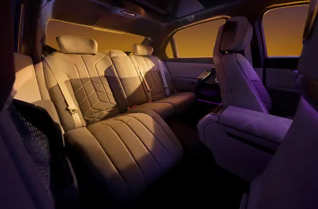 BMW раскрыла секрет новой i7 L для Китая