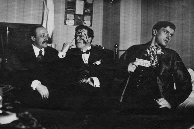 Съемок из «Кафе поэтов» найти не удалось: в 1917-м не существовало клубных фотографов, но эта фотография искусствоведа Андрея Шемшурина, Бурлюка и Маяковского, сделанная в мирном 1914 году, дает представление о степени веселья