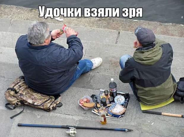 Во время похорон. Хоронят знатного каменщика. Семья провожает усопшего...