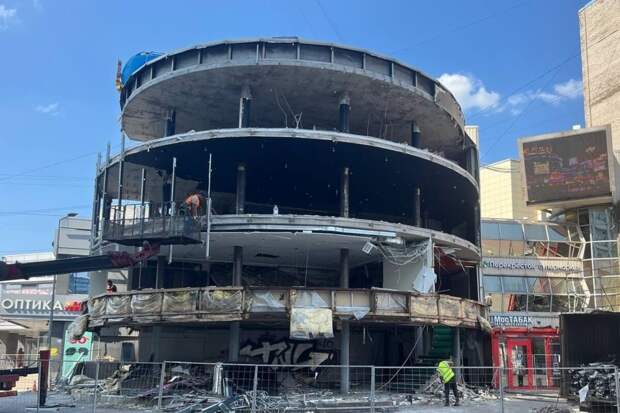 ТЦ у «Приморской» уберут к апрелю: почему затянувшийся снос стал показательной историей для Петербурга?