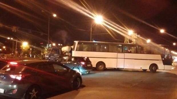 Массовое ДТП с автобусом и бетономешалкой произошло в Петербурге