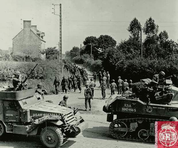 Немецкие пленные под конвоем бредут по Нормандии, 1944 год. На переднем плане – «халфтрак» М3А1 и легкий танк Stewart с таким же индексом.
