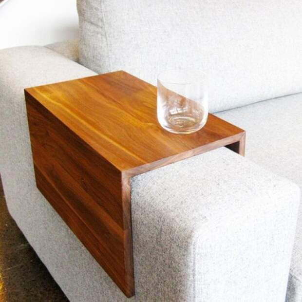 Мини-столик, одевающийся на подлокотник дивана или кресла дизайн, изобретения, креатив