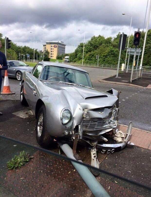 9. Кто-то врезался в автомобиль Aston Martin стоимостью £1,5 миллиона (130 миллионов рублей)