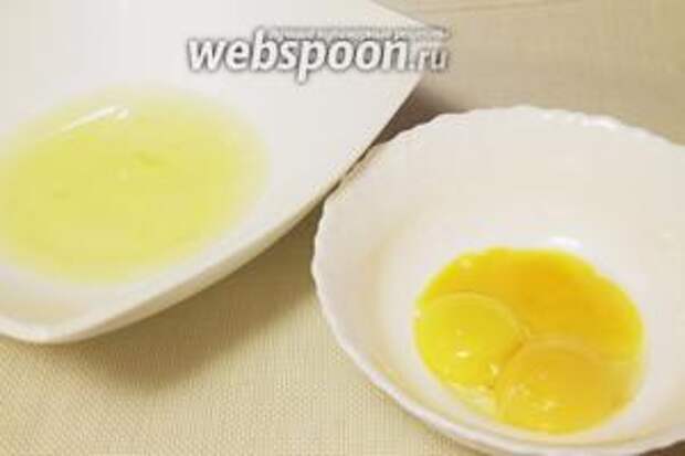 У яиц отделить белки и желтки.