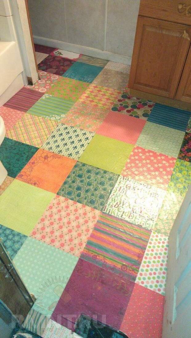 Пол из ткани. Ситец на полу. Ситцевый пол своими руками. Наливной пол в коридоре. Ситцевые полы.