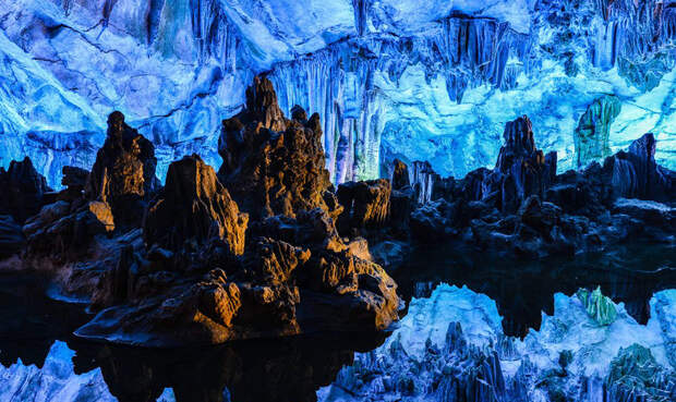 Пещера флейт Гуйлинь, Китай К сожалению, даже сказочный интерьер этой необычной пещеры можно легко объяснить: специально для туристов, китайские мастера устроили скрытую под водой подсветку самых примечательных закоулков.