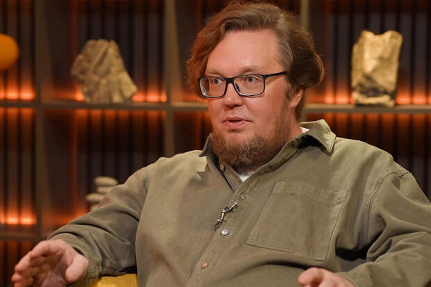 Известный ведущий раскритиковал «не выглядящих как женщины» россиянок в растоптанных кедах