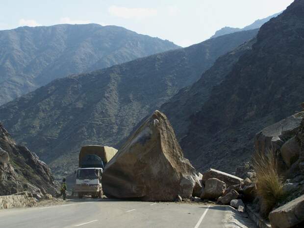 В Дагестане директор школы погиб от камнепада на опасной автодороге