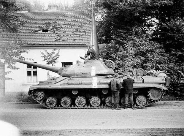 Советский тяжелый танк Т-10 во время вторжения Красной Армии в Чехословакию, 1968 год. | Фото: forums.airbase.ru.