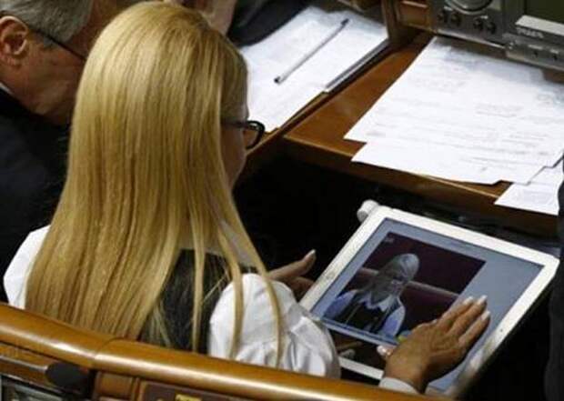 Новая прическа Тимошенко не сулит Яценюку ничего хорошего (фото)