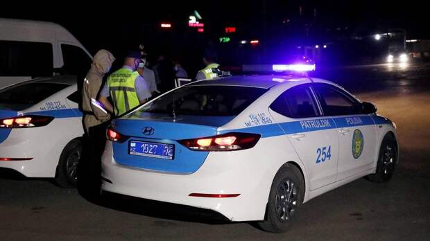 Полицейские автомобили на дороге Полицейские автомобили на дороге
