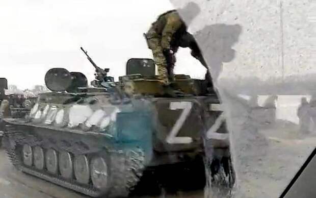 В России обсуждают появление множества военной техники с опознавательным знаком Z в квадрате