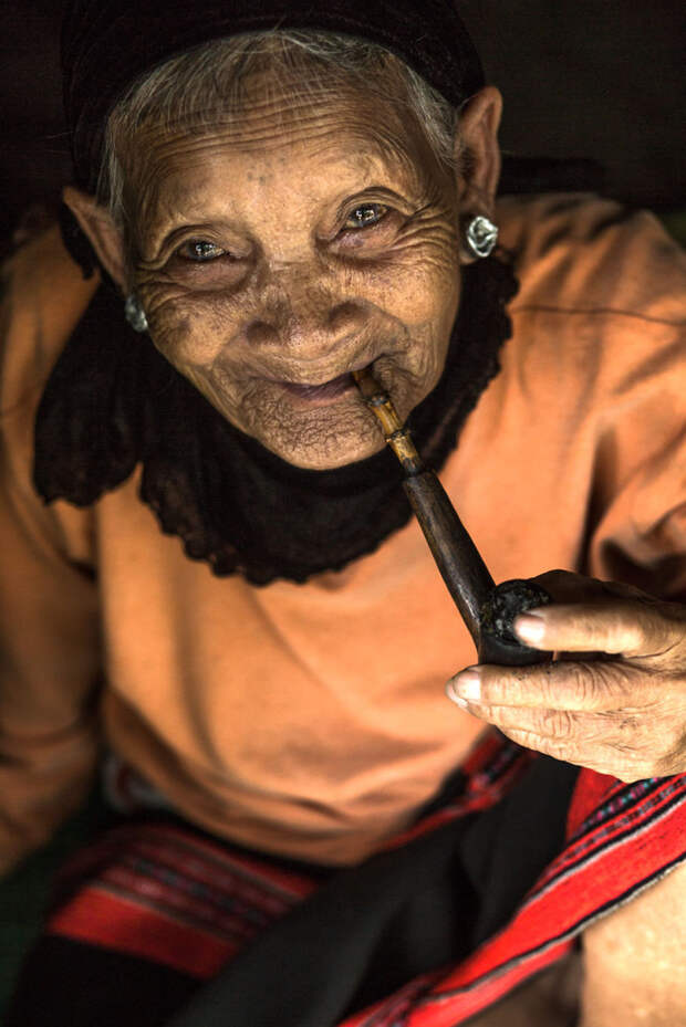 Пожилая женщина из народа па ко (Вьетнам) глаза, красота, народы мира, фото
