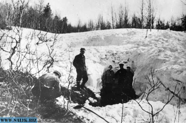 На снимке место обнаружения четырех тел, заметенных под глубоким снегом, в овраге.