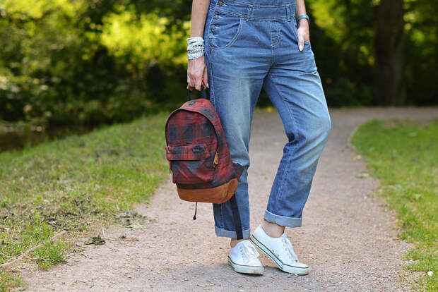 Denim dungarees (overalls), tennis shoes