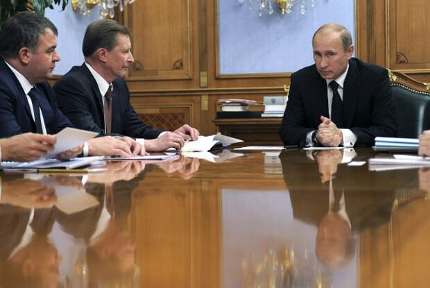 7 октября 2011 года Владимир Путин провел в Москве. В частности, в этот день он выступил на совещании по вопросам оборонно-промышленного комплекса. На фото: министр обороны Анатолий Сердюков, вице-премьер Сергей Иванов и премьер-министр Владимир Путин