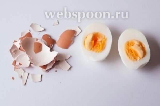Яйцо у меня сварилось в яйцеварке раньше, чем картошка, поэтому я уже сразу чищу и разрезаю на 2 половинки его — одна пойдёт на декор, другая — в салат.