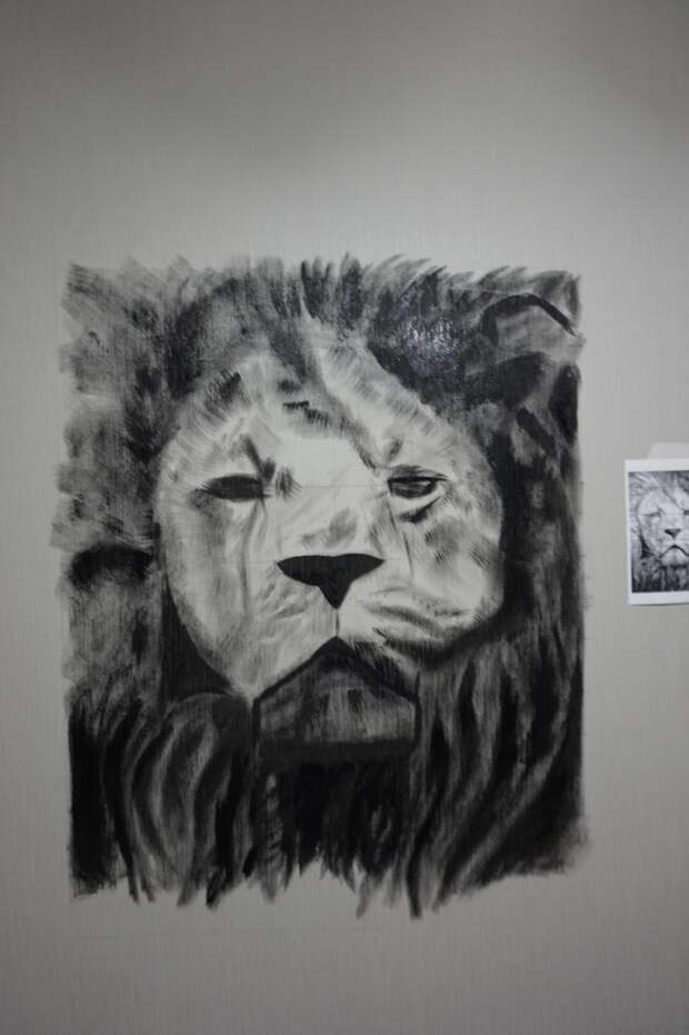 Рождение льва на стене декор, рисунок красками