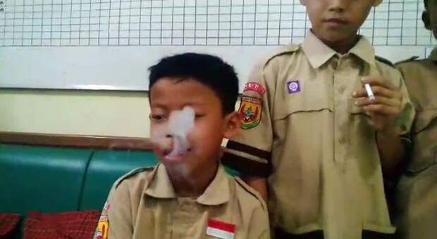 Директор заставил курящих 8-летних школьников выкурить еще больше сигарет в качестве наказания 