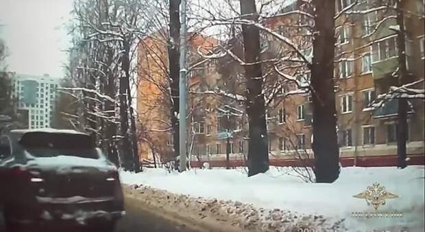 Альтернативные кадры сегодняшнего задержания водителя "Порше" со стрельбой в Подмосковье — он протаранил машину ДПС и попытался скрыться.